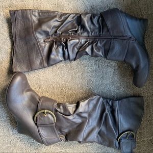 Brown Boots With a Heel and 2 Gold Buckles